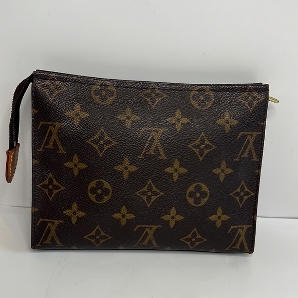 SOLD. Louis Vuitton Toiletry 19 pouch monogram - Picture 3 of 13